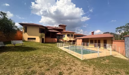Charmosa casa duplex à venda no condomínio Portal da Torre