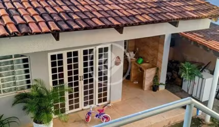 Sobrado com salas comerciais e barracão no fundo. codigo: 110975