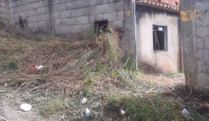 2 casas no mesmo terreno à venda, 200 m² por R$ 100.000 - Vila Esperança II - Juiz de Fora/MG