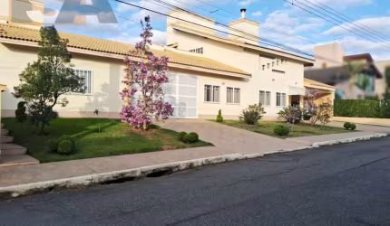 Sobrado com 4 suítes; e 9 vagas; e área gourmet com piscina; no condomínio Residencial Suzano, em Suzano/SP.