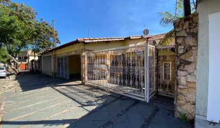 Casa Térrea com 4 dorms. sendo 1 suíte master; 4 vagas e piscina.