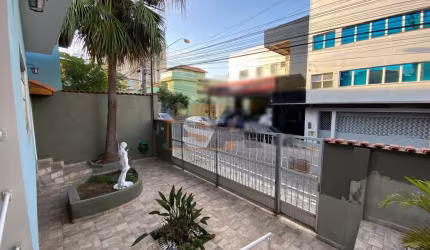 Casa térrea de esquina, com amplo quintal, no bairro Calmon Viana, Poá/SP.
