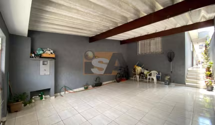 Casa térrea com 2 quartos, sendo 1 suíte; quintal; churrasqueira; e 2 vagas cobertas; no bairro Vila Colorado em Suzano/SP.