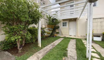 Sobrado com 3 quartos, sendo 1 suíte; sala; cozinha planejada; churrasqueira; e 2 vagas; no Villagio Florida, em Suzano/SP.