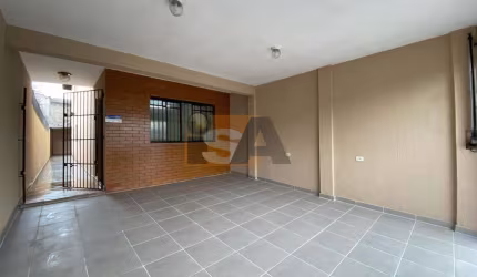 Sobrado no centro de Suzano; com 3 quartos, sendo 1 com sacada e suíte; sala; cozinha; e 2 vagas cobertas.