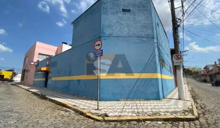 Prédio Comercial; próximo ao centro de Suzano; com 8 salas; refeitório; pátio; banheiros.