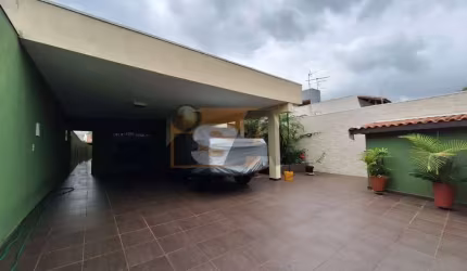 Casa térrea em Suzano/SP; 3 suítes; 4 vagas; edícula e amplo quintal