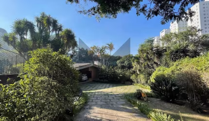Casa à venda no condomínio Fazendinha.