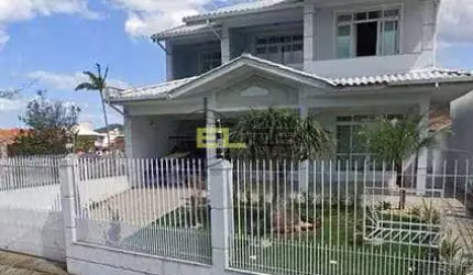 Casa de 04 dormitórios (01 suíte), área gourmet com churrasqueira a 40m do Mar na Praia de Fora - P