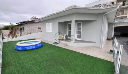 Casa à venda, semi-mobiliada de 3 dormitórios, sendo 2 suítes na Serraria, em São José/SC