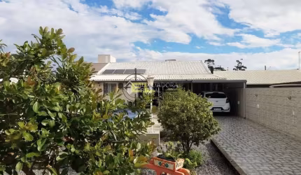 Casa à venda, na praia do Sonho, semi-mobiliada, de 3 dormitórios e piscina na Enseada de Brito, em