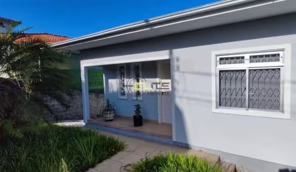 Casa à venda, com 3 dormitórios, 2 banheiros, sacada no Sertão do Maruim, em São José/SC