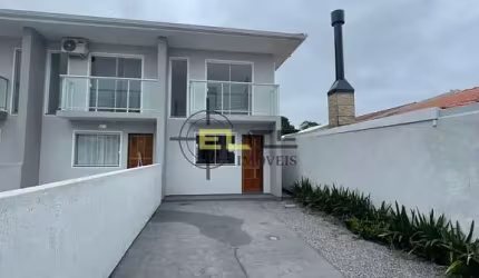 Sobrado à venda, com 2 dormitórios, sacada na Barra do Aririú, em Palhoça/SC