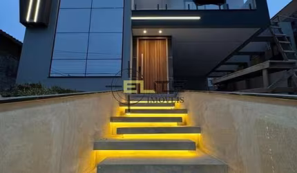 Casa Alto Padrão com Amplo terreno, de 3 dormitórios no Estreito/Florianópolis.