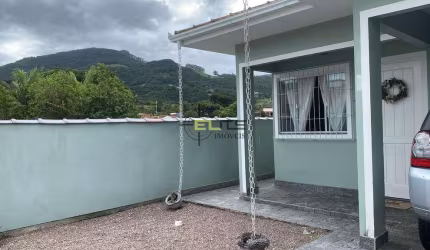 Casa de 2 dormitórios MOBILIADA em Fundos/Biguaçu.