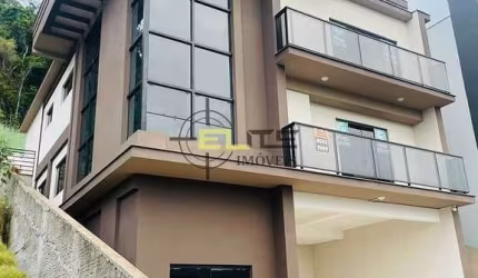 Linda e ampla casa de 4 dormitórios, com piscina no condomínio Vista da Pedra, em São José/SC