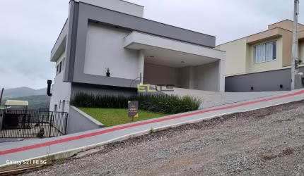 Casa à venda, com 03 dormitórios, sendo 01 suíte em São Francisco - Santo Amaro da Imperatriz
