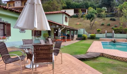 Casa de Luxo em Condomínio no Saboó, São Roque-SP: 5 quartos, 2 suítes, 3 salas, 6 banheiros, 4 vagas de garagem, 400m²!