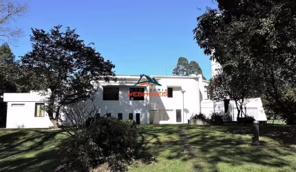 Luxuosa mansão de 5 suítes em condomínio exclusivo em Carapicuíba-SP, Chácara de La Rocca - 804m², 3 salas, 8 banheiros, 4 vagas.
