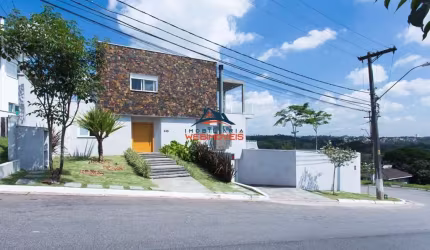 Casa de luxo em condomínio à venda em Cotia-SP - 4 quartos, 3 suítes, 2 salas, 5 banheiros, 4 vagas, 632m².