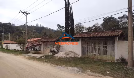 Casa à venda em São Roque-SP, no bairro Caete (mailasqui), com 2 quartos, 1 suíte, 2 salas, 2 banheiros, 11 vagas de garagem e 350,00 m² de área.