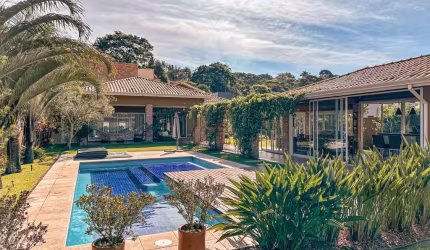 Magnífica mansão de 4 suítes em condomínio de luxo em Cotia-SP, bairro Jardim Ipês: 3 salas, 7 banheiros, 6 vagas, 549,90 m².