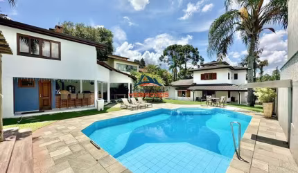 Luxuosa mansão de 5 quartos e 4 suítes na Granja Viana II, Cotia-SP: 725,18m², 3 salas, 7 banheiros e 7 vagas.