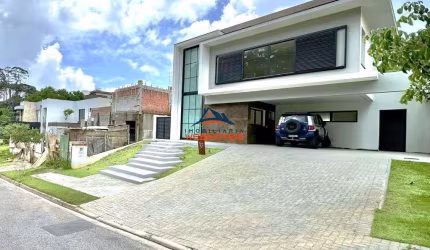 Casa de Luxo em Condomínio - 3 quartos, 3 suítes, 3 salas, 5 banheiros, 4 vagas - Cotia, SP - Bairro Paisagem Renoir