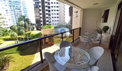 Espaçoso apto a poucos passos da Beira mar norte!