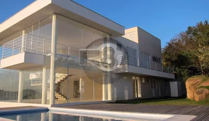 Casa de alto padrão em condomínio no Cacupé!