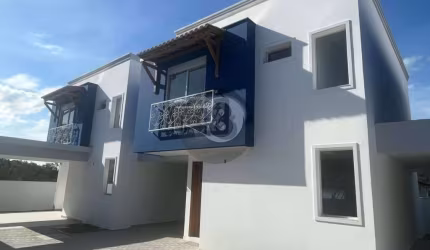 Charmosa Casa com 3 Dormitórios!
