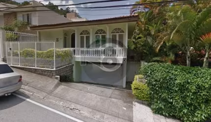Casa 3 quartos, 1 suíte, 2 vagas de garagem!