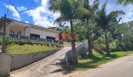EXCELENTE CASA  EM COMDOMINIO