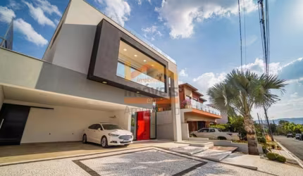 Casa de alto padrão com 3 suítes e 4 vagas de garagem em condomínio na Vila Nova, São Pedro-SP: confira!
