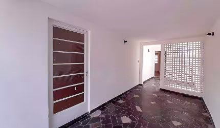 Casa Comercial para Locação no Centro de Americana-SP: 3 Salas, 2 Banheiros, 3 Vagas de Garagem, 190m² de Área