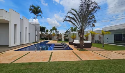 Casa de luxo em condomínio à venda em Nova Odessa-SP, 3 quartos, 3 suítes, 5 banheiros, 4 vagas, 333m² na Estância Hípica.