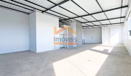 Salão Comercial para Locação em Americana-SP, Bairro Catharina Zanaga - 169m², 2 Banheiros, 1 Vaga de Garagem!