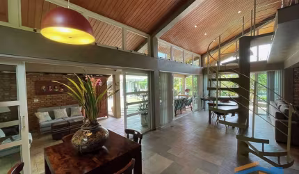 Casa na Granja Viana - 1.304,70 m² de Terreno e 313,90 m² de Construção.