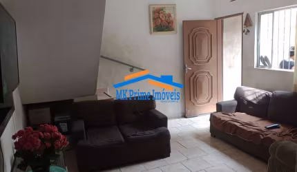 Imóvel com 2 sobrados e 1 casa térrea com 235m² de a/t, no Baronesa