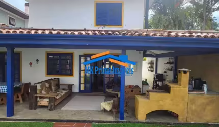Belíssima casa em condomínio em Cotia com 250m².