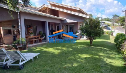 Casa em condonínio com 700m² sendo 3 suítes em Atibaia.