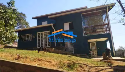 Chácara 1086m² com 4 dormitórios e 1 suíte na Fazendinha.