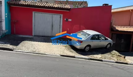 Casa Térrea de 250m² com 3 Dormitórios, Edícula e Garagem para 5 Carros.