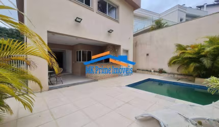 Casa em Condomínio com 4 Suítes e Vista para Área Verde.
