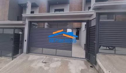 Sobrados Novos sendo 2 Suítes, 3 Vagas no Jd das Flores.