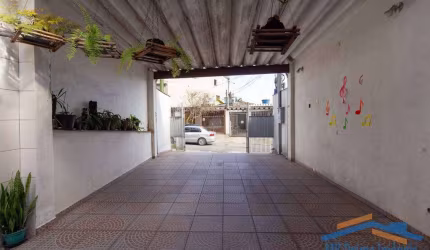 Ótimo imóvel com 2 casas 1° com 2 dormitórios e 5 vagas de garagem.