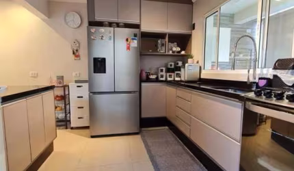 Sobrado com 98m² na Granja Viana sendo 3 dormitórios e 1 suíte, Gourmet.