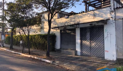 Ampla Casa com Apartamento Independente, Subsolo e Lazer Completo.