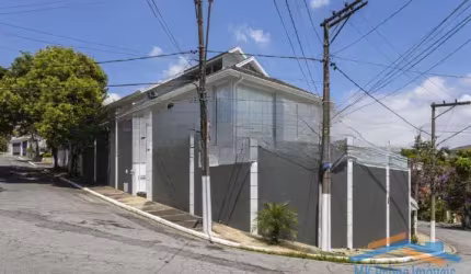 Luxuosa Casa com 4 Suítes, Piscina Aquecida e Salão de Festas à Venda.