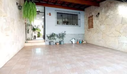 Linda Casa Térrea em Cotia, altura km 30 da Raposo Tavares!
